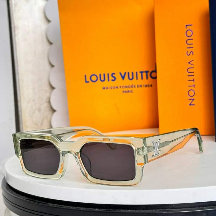 Picture of Louis Vuitton Sunglasses _SKUfw77644603fw